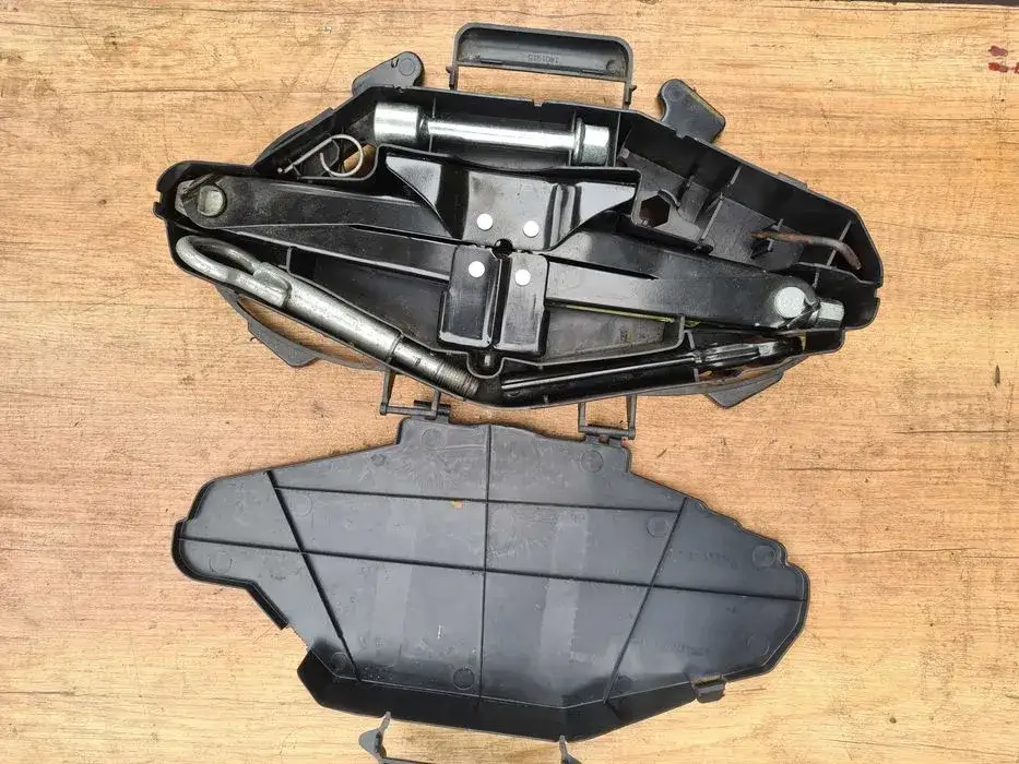 Gdzie jest lewarek w Renault Trafic? Sprawdź, gdzie go znaleźć