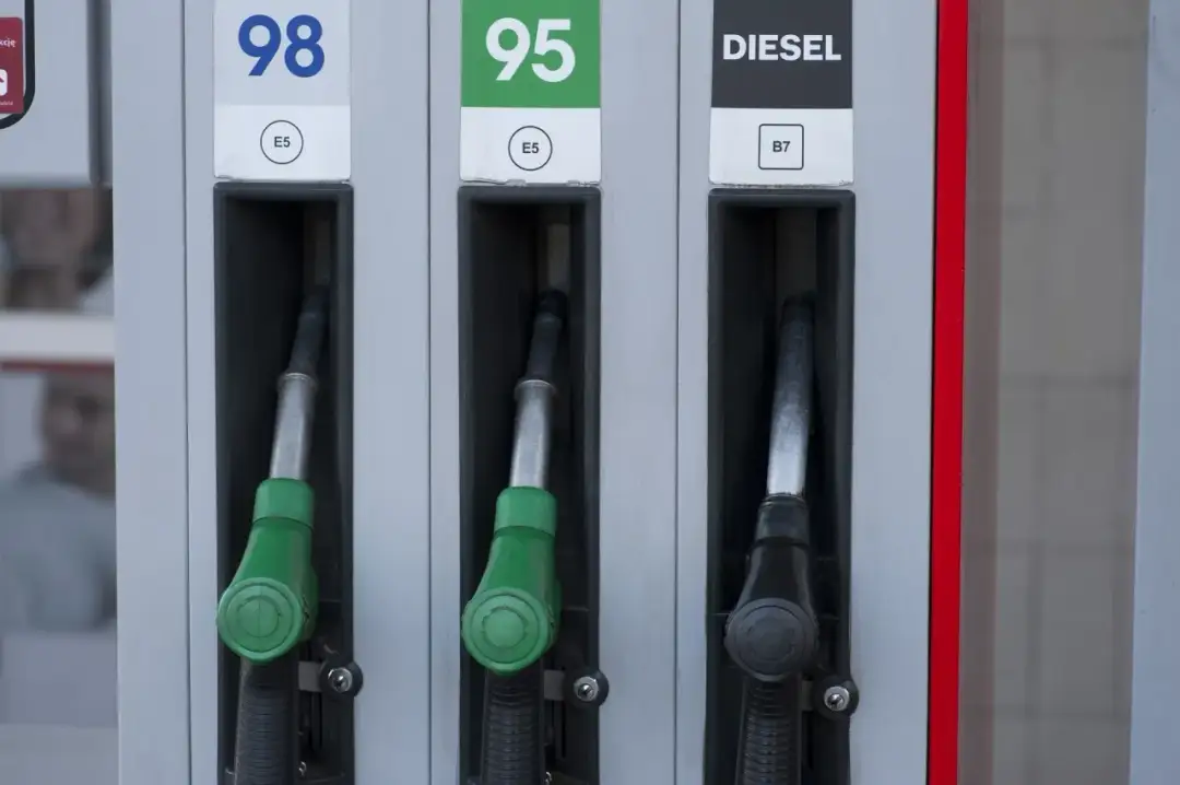 Trzy dystrybutory paliwa: 98, 95 (benzyna) i DIESEL. Które wybrać?