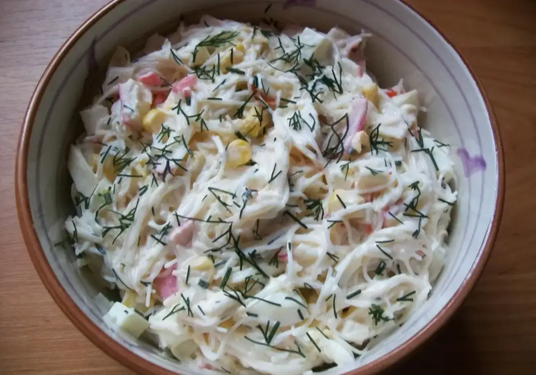 Sałatka z krabowymi paluszkami i makaronem ryżowym - przepis