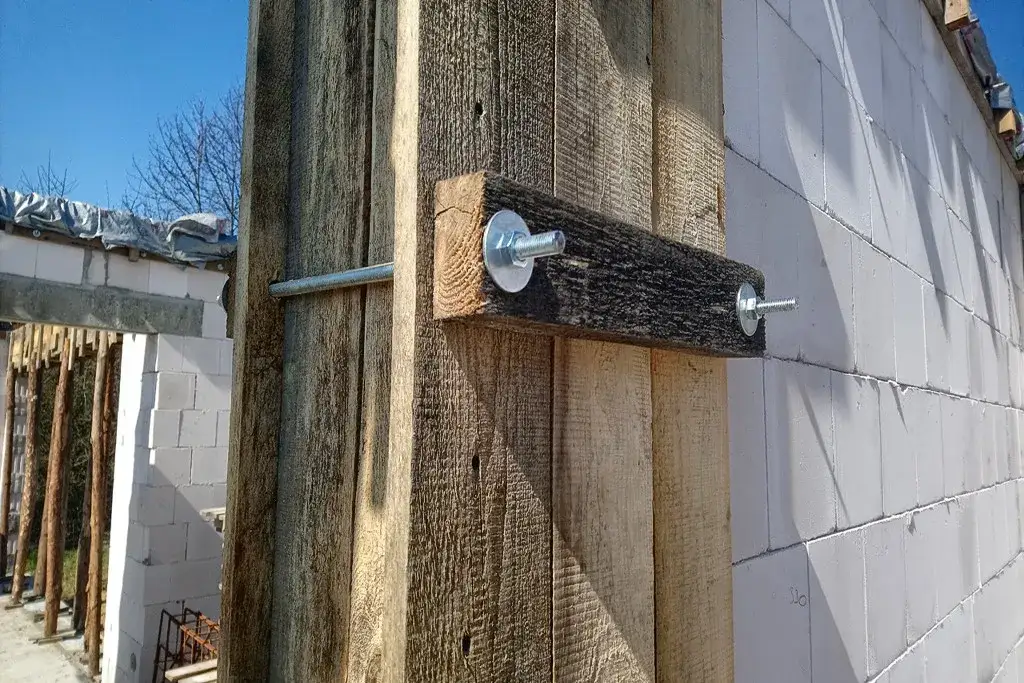 Jak zrobić szalunek słupa 25x25 - porady i wskazówki