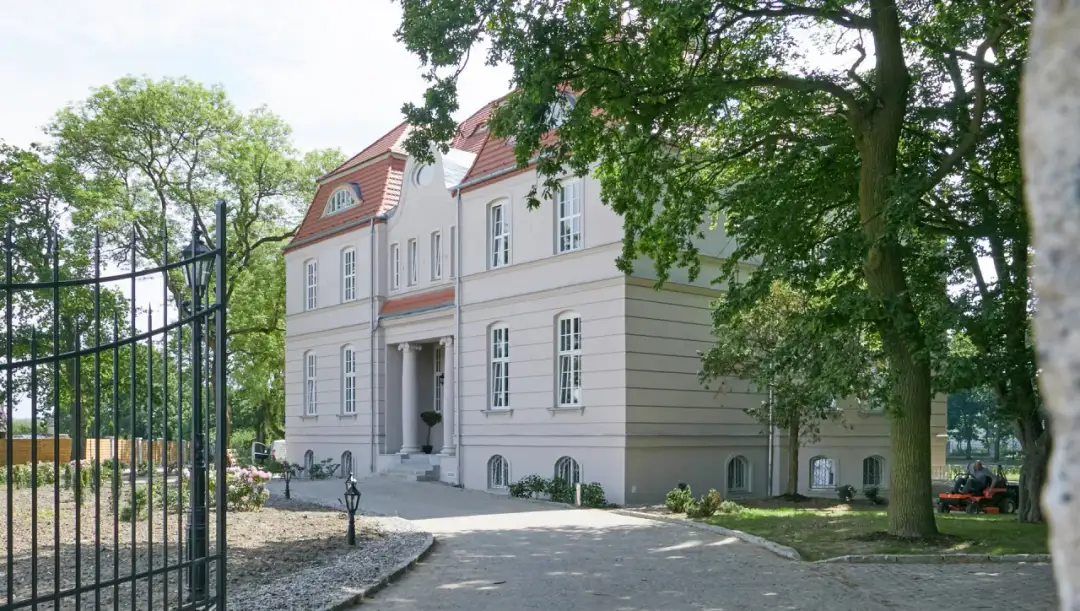 Pałac w Rajkowie: fascynująca historia i atrakcje turystyczne