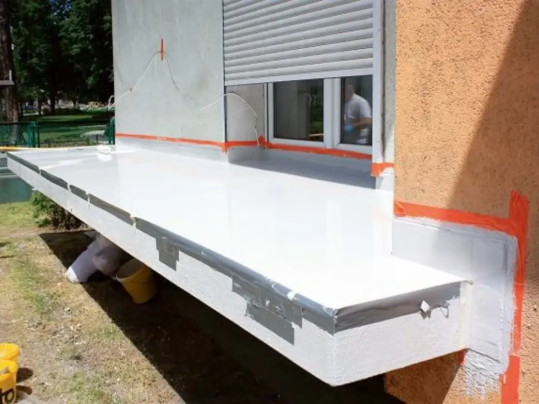 Balkon w trakcie budowy, biała membrana hydroizolacyjna, pomarańczowa taśma uszczelniająca. Jak zrobić balkon krok po kroku.