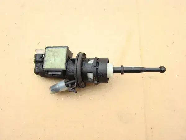 Lokalizacja czujnika pedału sprzęgła w Passacie B6: szybka instrukcja montażu