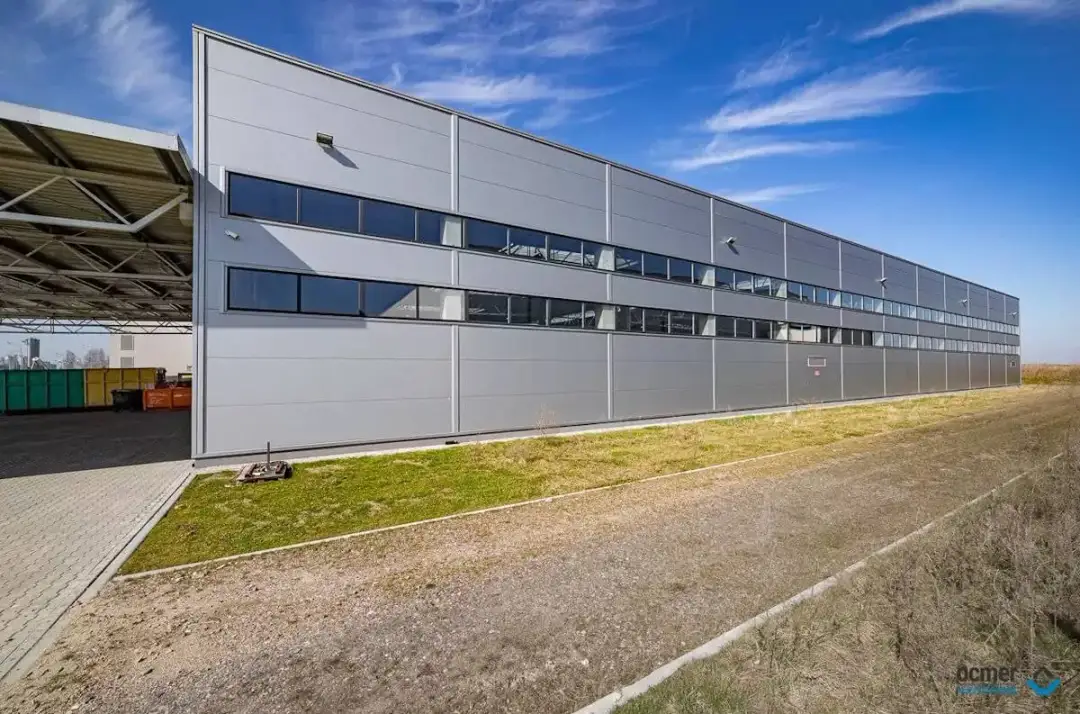 Projektowanie hali z płyty warstwowej – kluczowe aspekty