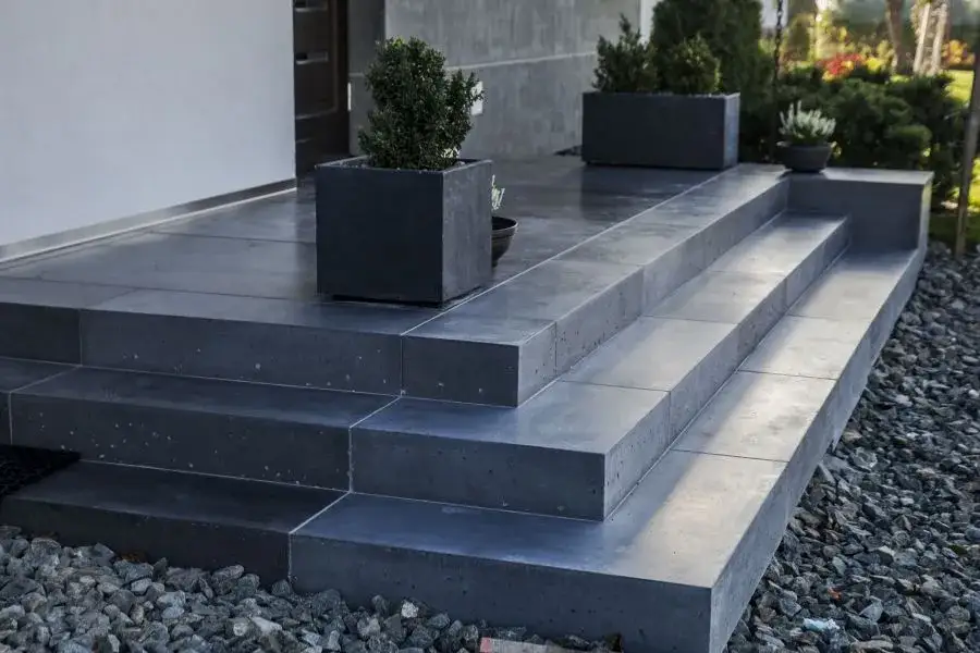 Mocny beton na schody zewnętrzne: uniknij zniszczeń i mrozów