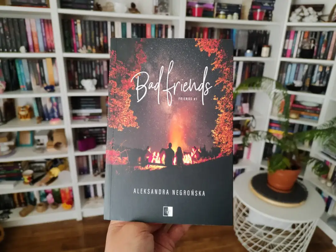 O czym jest książka Bad Friends? Poznaj zawirowania przyjaźni