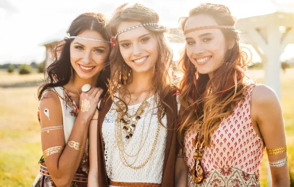 Jak ubierać się w stylu boho: kompletny poradnik z inspiracjami na 2025