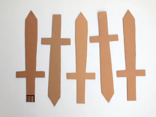 Jak zrobić miecz z kartonu: 5 prostych kroków dla dzieci