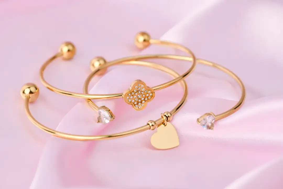 Jaka biżuteria do koronkowej sukni ślubnej, aby wyglądać olśniewająco?