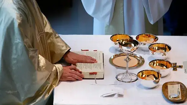 Co to jest aklamacja w kościele i dlaczego jest tak ważna?