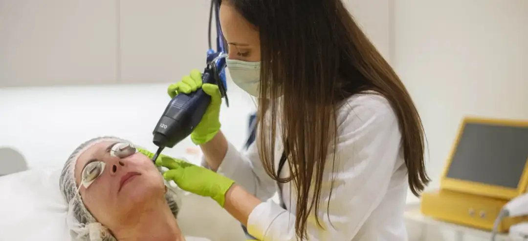 Laser frakcyjny czy warto? Poznaj zalety i wady zabiegu