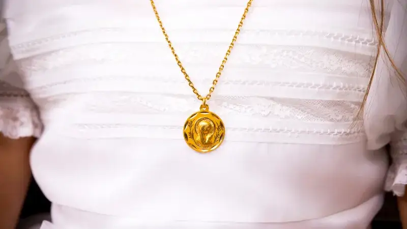 Jaki medalik na komunię? Wybierz idealny symbol wiary dla dziecka