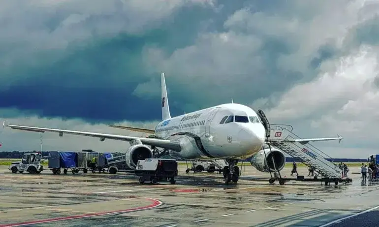 Jak przewieźć alkohol samolotem? Przepisy, które musisz znać