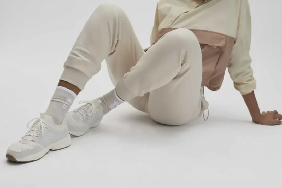 Jakie skarpetki do białych adidasów, aby wyglądać stylowo i komfortowo