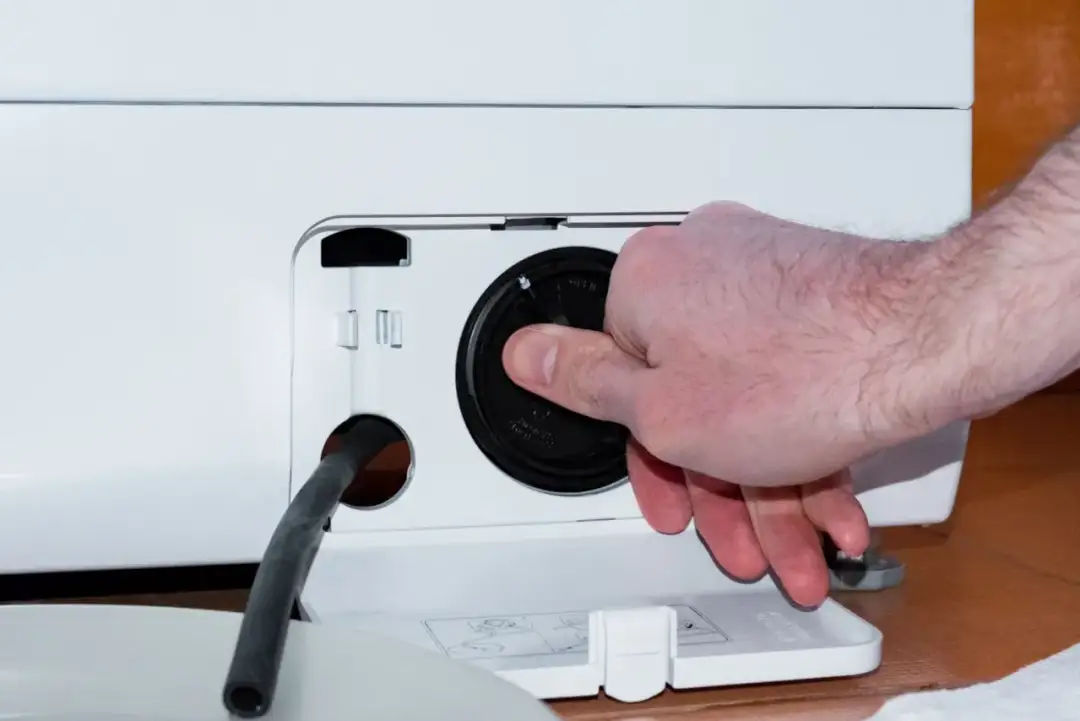 Jak skutecznie spuścić wodę z pralki - poradnik szybkiej naprawy awaryjnej