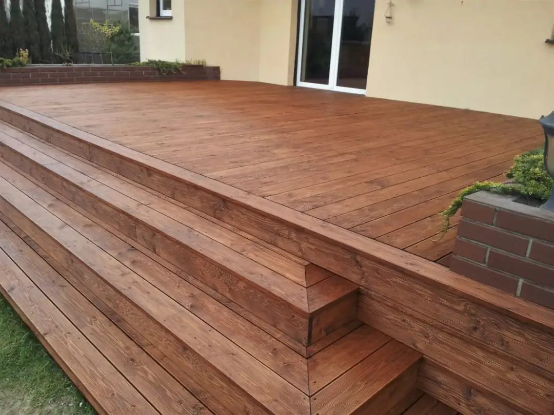 Taras z modrzewia syberyjskiego: zalety i właściwości drewna