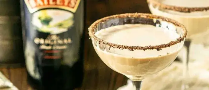 Prosty drink z Baileys: 5 łatwych przepisów na pyszne koktajle
