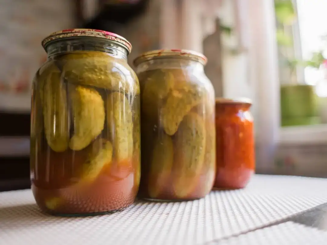 Jak długo można przechowywać ogórki kiszone w słoikach bez ryzyka?