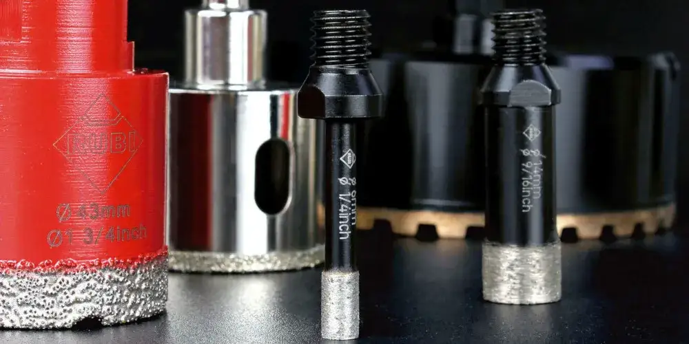 Jakie otwornice do gresu wybrać, aby uniknąć błędów i uszkodzeń płytek