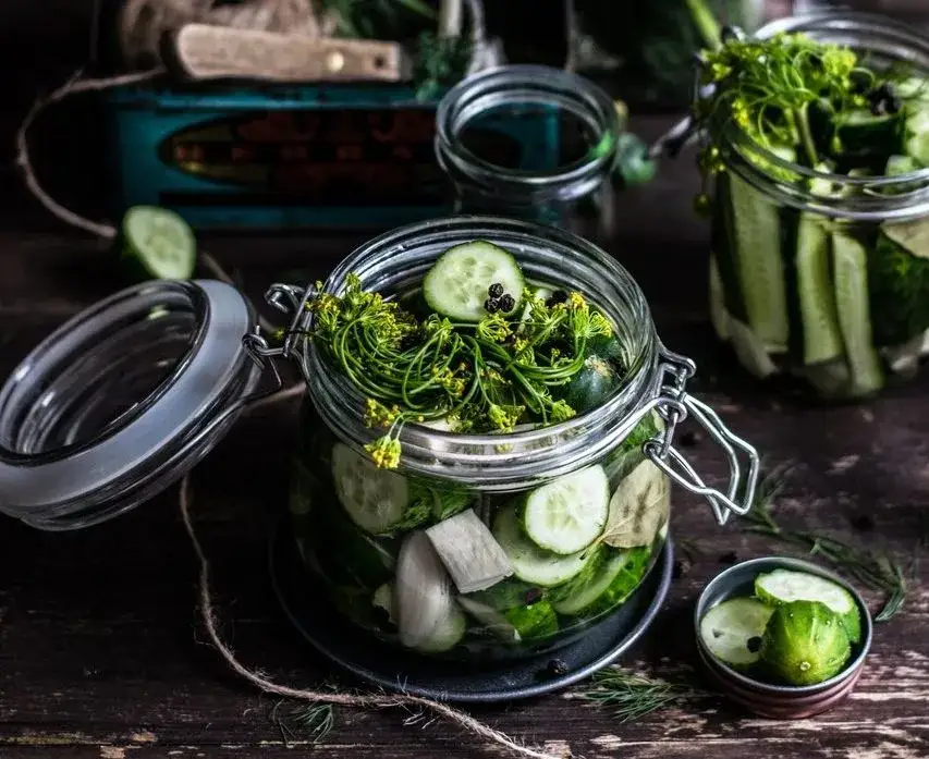 Jak przechować ogórki kiszone bez wody i uniknąć zepsucia