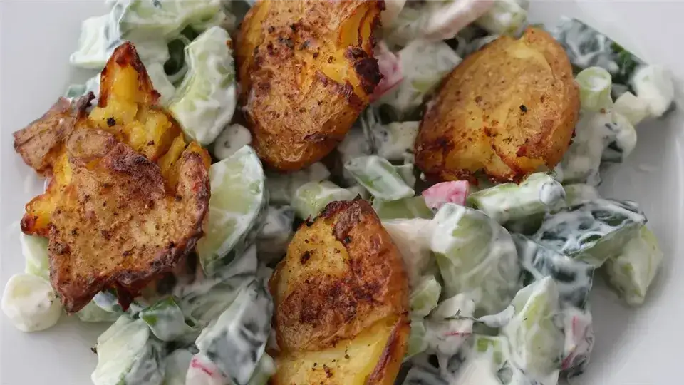 Sałatka ziemniaczana do grilla – idealny przepis na letnie przyjęcia