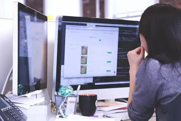 Podłącz drugi monitor: Przewodnik do większej produktywności i komfortu