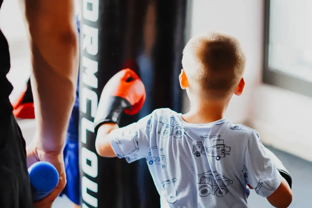 Boks dla dzieci: Korzyści, bezpieczeństwo i pierwszy trening - poradnik