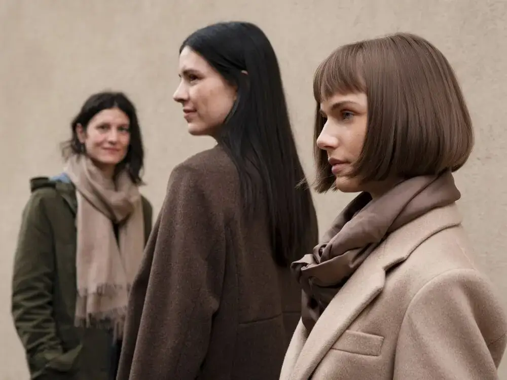 Jakie fryzury postarzają? Unikaj tych stylów, by wyglądać młodziej