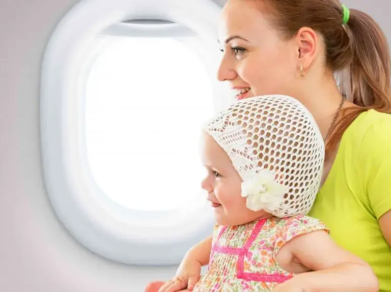 Z jak małym dzieckiem można latać samolotem? Kluczowe informacje i porady