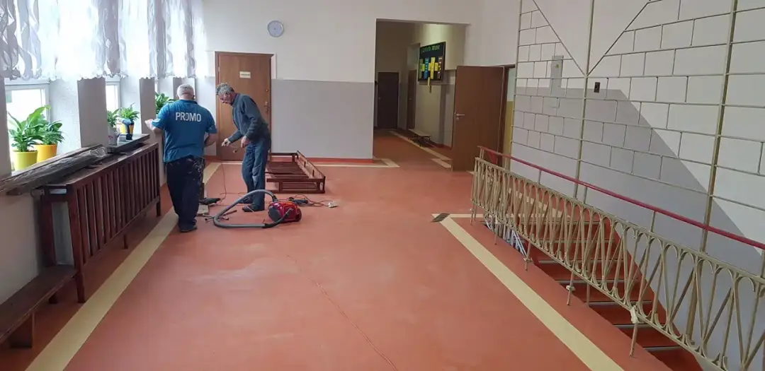 Czy wykładzinę PCV trzeba przyklejać? Fakty i mity o montażu