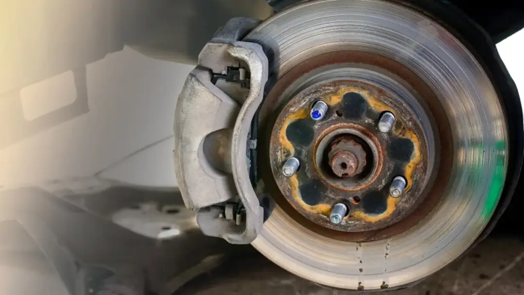 Hamulce w ciężarówce zablokowane? Odblokuj je bezpiecznie w trasie