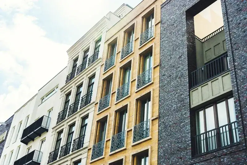 Rynek wtórny a pierwotny: Kluczowe różnice przy zakupie mieszkania