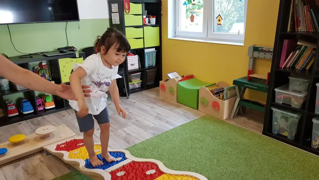 Sensoryczny tor przeszkód w domu – kreatywne pomysły na zabawę dla dzieci