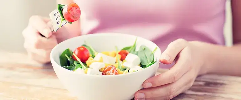 Jakie surówki można jeść karmiąc piersią, by uniknąć problemów?