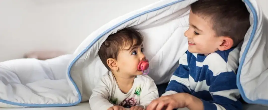 Jaka kołdra dla niemowlaka? 7 kluczowych porad dla rodziców