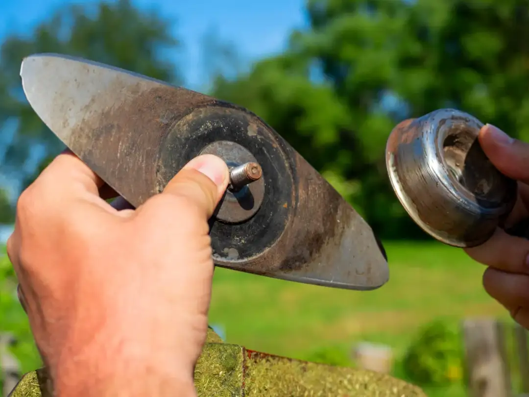 Jak ostrzyć nóż do kosiarki, aby uniknąć zniszczenia trawnika