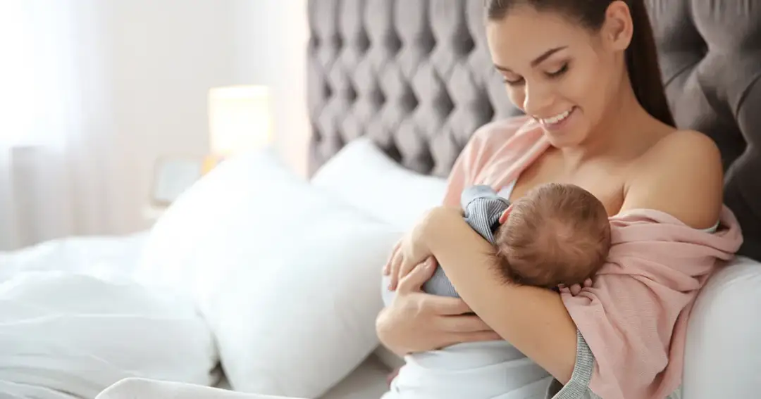 Karmienie piersią po powiększeniu biustu. Zaskakujące fakty, które musisz znać