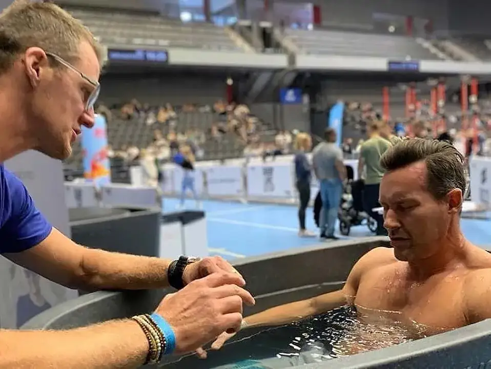 Jaka kąpiel po treningu? Zimna, gorąca? Ekspert radzi!