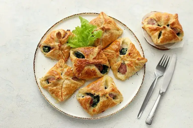 Prosty przepis na kiełbasę w cieście francuskim, która zachwyci gości