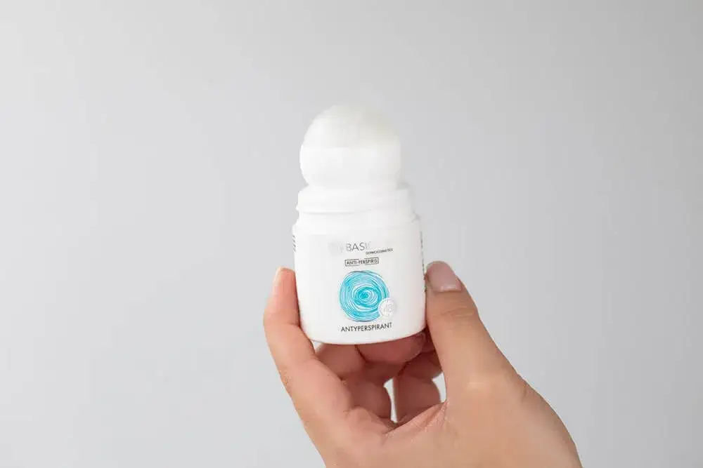 Dezodorant dezynfekuje? Prawda o ranach i antyperspirantach