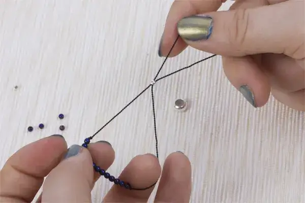 Jak zrobić bransoletkę na nici jedwabnej - proste kroki i porady