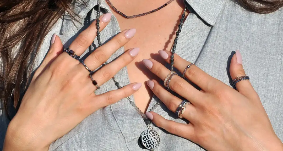 Jak zrobić wisiorek z koralików - proste kroki i cenne wskazówki