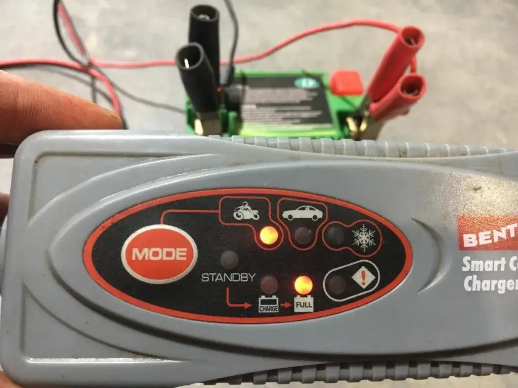 Akumulator 12V w motocyklu: Jak ładować, by służył latami?