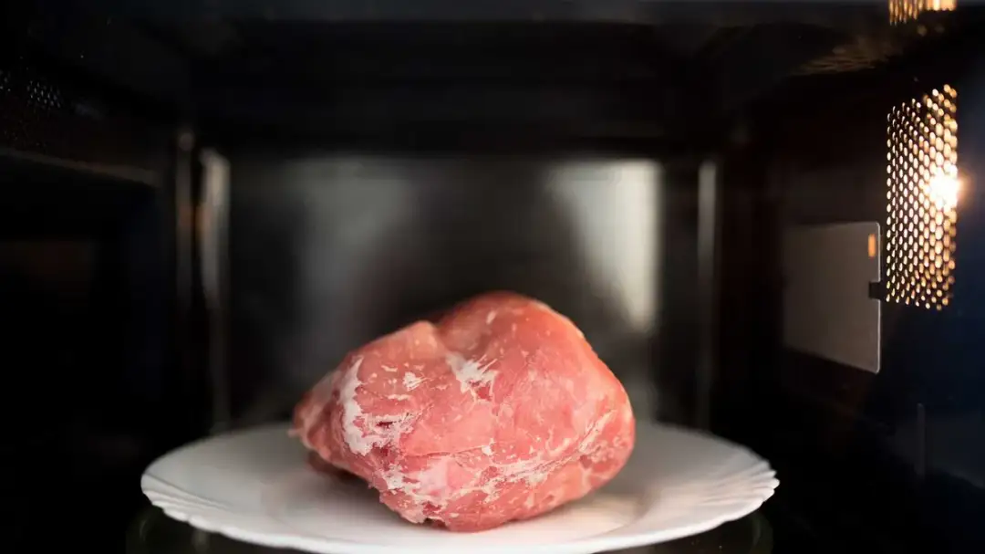 Bezpieczne rozmrażanie mięsa w mikrofali bez ryzyka zagrożeń zdrowotnych