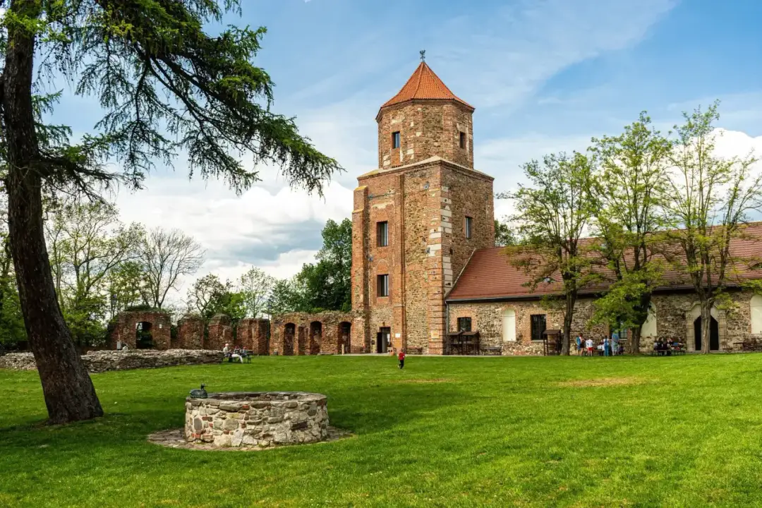 Zamek w Toszku: Co kryją mury? Historia, legendy, zwiedzanie