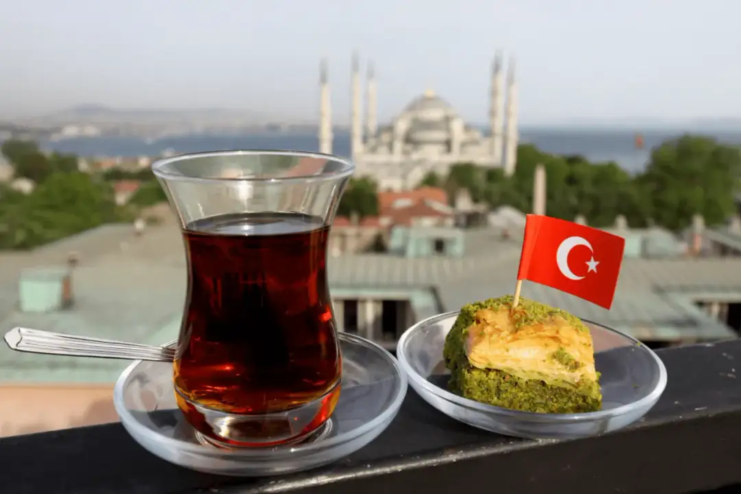 Jak zaparzyć turecką herbatę bez zaparzacza w prosty sposób