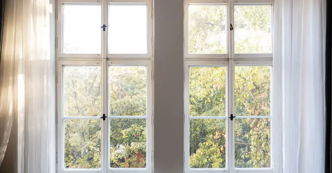 Jak wyczyścić drewniane okna z farby: 5 skutecznych metod