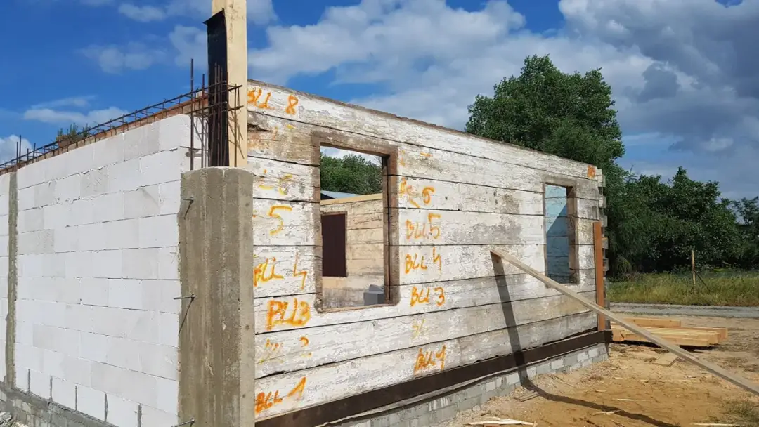 Ile kosztuje rozbiórka i przeniesienie domu drewnianego? Sprawdź koszty!