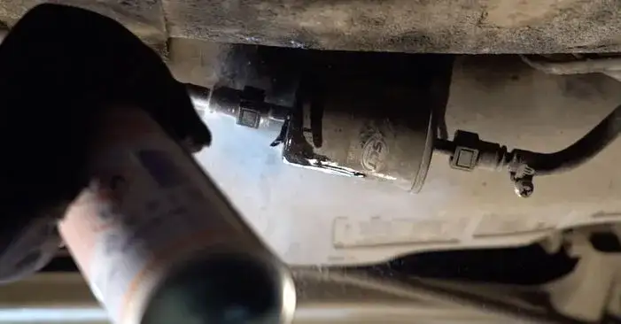 Gdzie jest filtr paliwa w Megane 3 benzyna? Uniknij kosztownych błędów