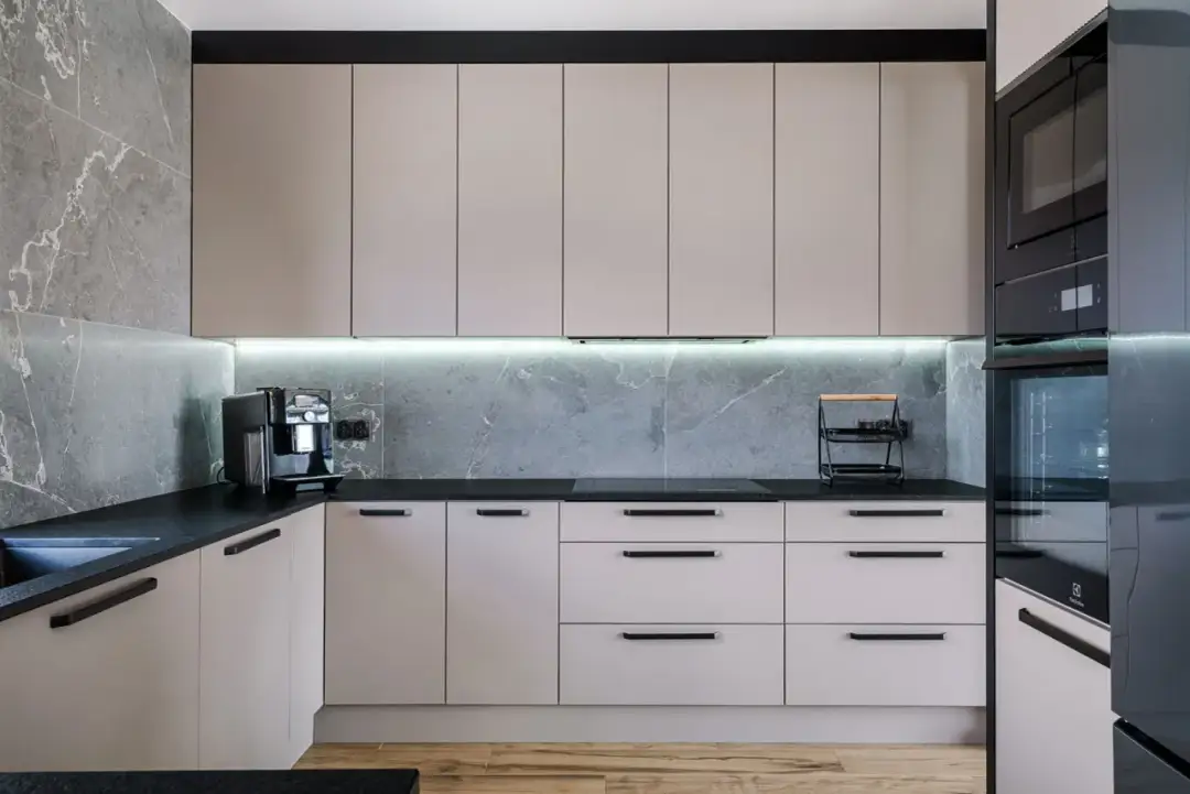 Praktyczne meble kuchenne: Kolory i wykończenia, które ułatwią Ci życie